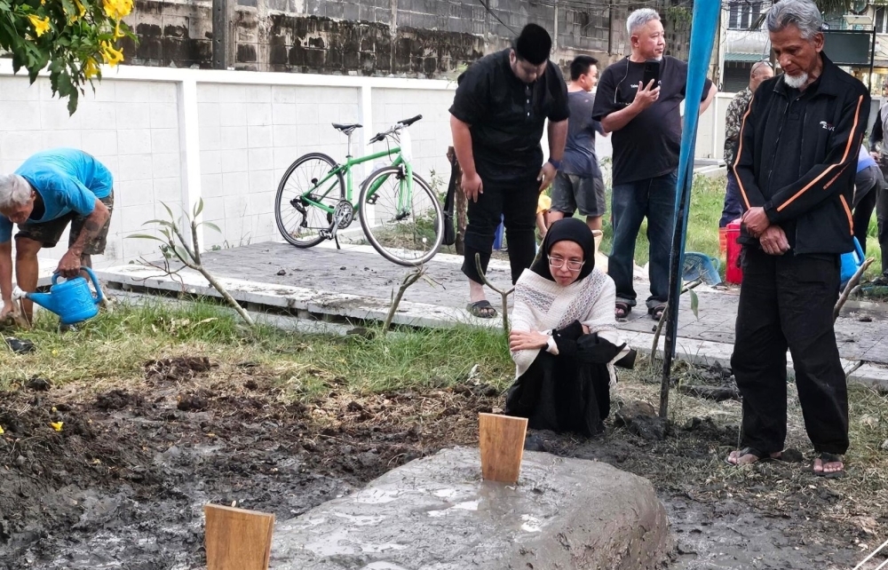 Muhammad Nurniqmat Ruslan was laid to rest at the Darul Abideen Mosque Islamic Cemetery in Bangkok. — Bernama pic